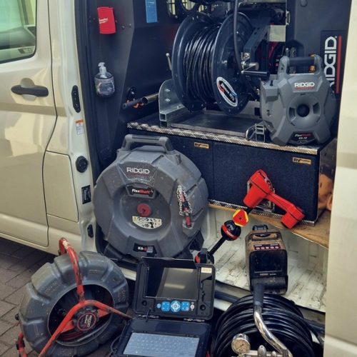 block_drain_experienced_plumber